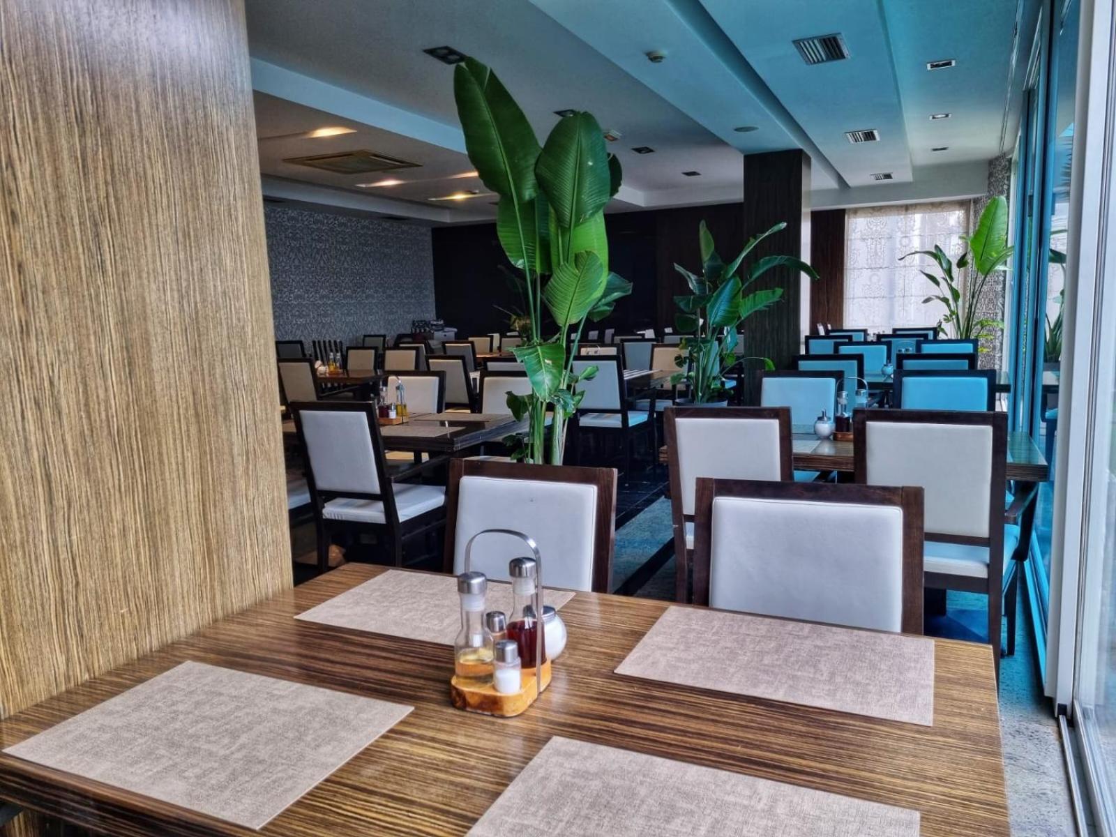 Hotel Jona Подстрана Екстериор снимка