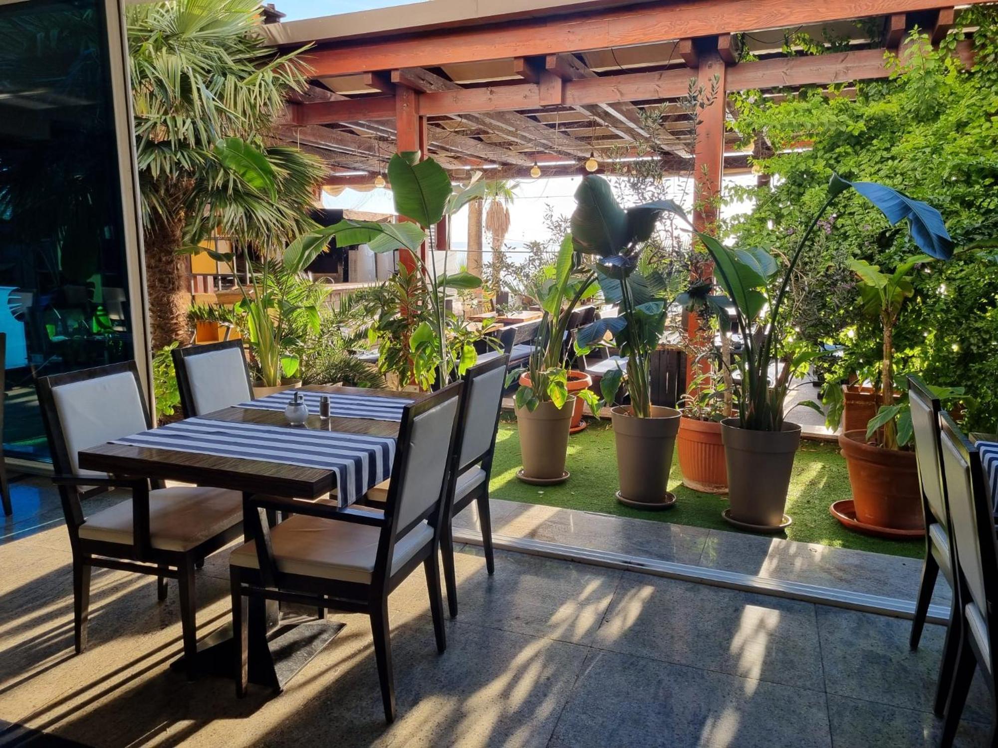 Hotel Jona Подстрана Екстериор снимка